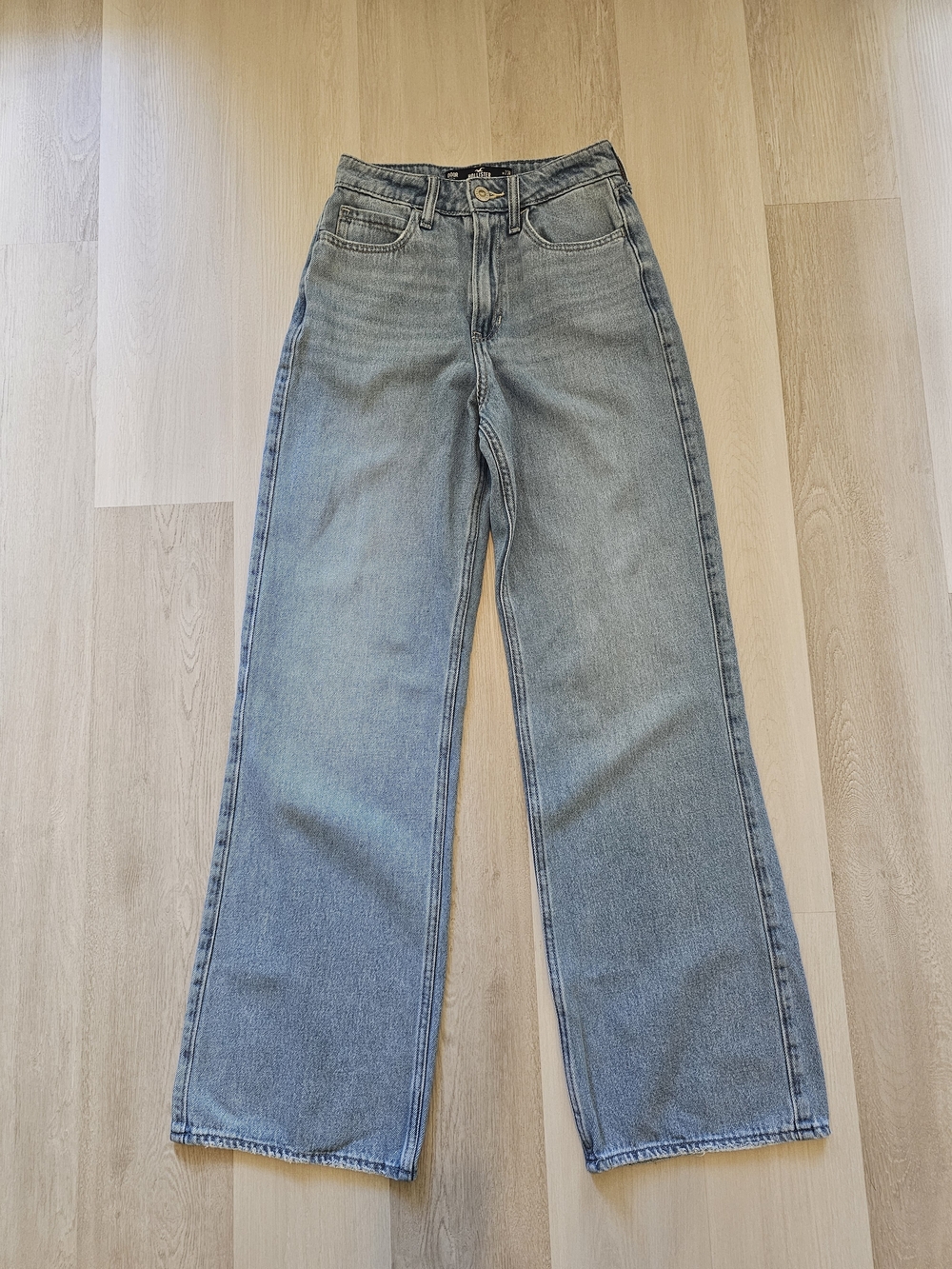 Hollister Wide-Leg High-Rise Jeans in Faded Blue